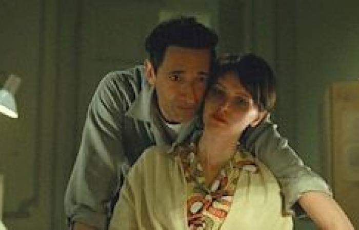 Felicity Jones verwandelt Traumata in Kunst in dem bahnbrechenden Film „The Brutalist“.