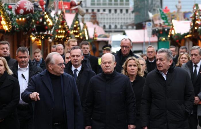 Bundeskanzler Olaf Scholz, eingetroffen in Magdeburg, denkt nach