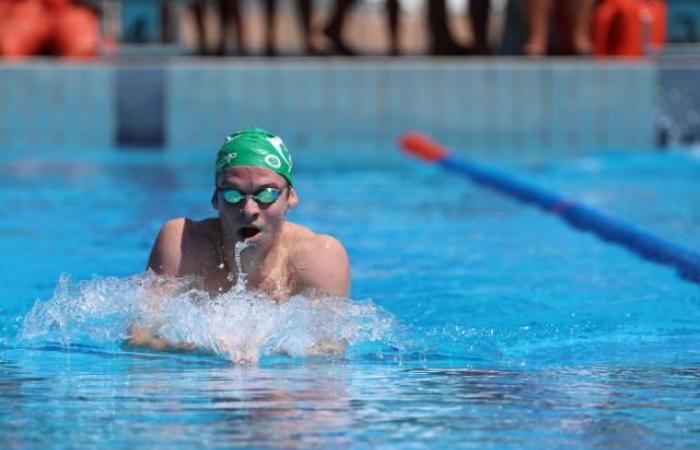 Léon Marchand dominiert das 50-m-Brustschwimmen beim Reunion-Meeting mit Leichtigkeit