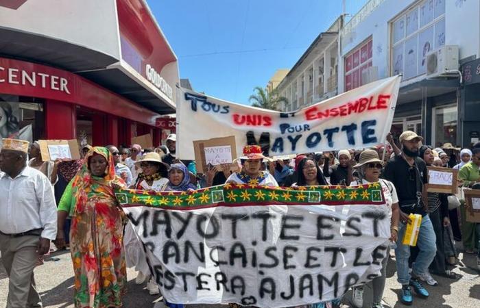 ein Solidaritätsmarsch zur Unterstützung von Mayotte in den Straßen von Saint-Denis