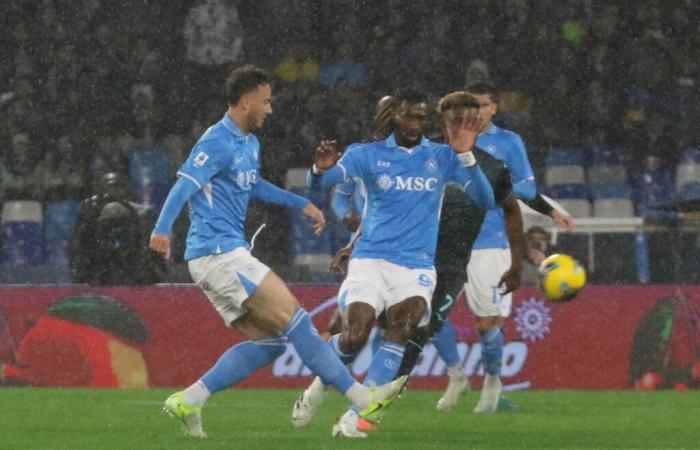 Genua-Napoli 1-2, Meret und der Pfosten retten die Azzurri. Balotelli steht kurz vor dem Tor