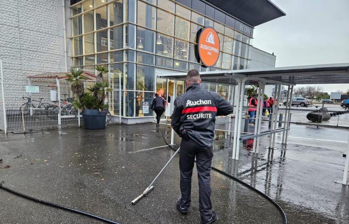 ▶️ Landwirte haben an diesem Samstag, dem 21. Dezember, Gülle auf dem Parkplatz von Auchan Pau abgeladen