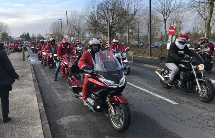 In Poitiers brachten 676 Weihnachtsmänner ihre Motorräder auf Touren