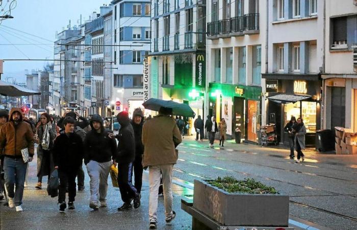 Stadtzentrum oder Gewerbegebiet: Für die Weihnachtseinkäufe haben diese Einwohner von Brest ihre Wahl getroffen