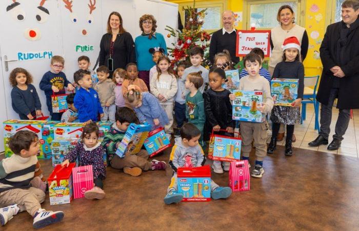 Verteilung von Spielzeug und Weihnachtssnacks an fast 4.364 Kinder in Grundschulen der Stadt Carcassonne