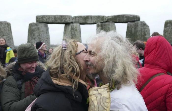 England. Zur Sonnenwende versammelten sich mehrere tausend Menschen in Stonehenge