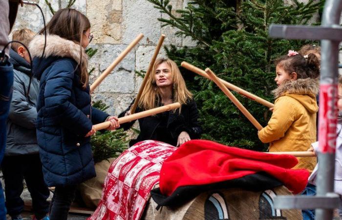 Perpignan – Zwei Holzscheite, Stöcke und jede Menge Leckereien im Gegenzug: Die Kinder ehren Tió de Nadal