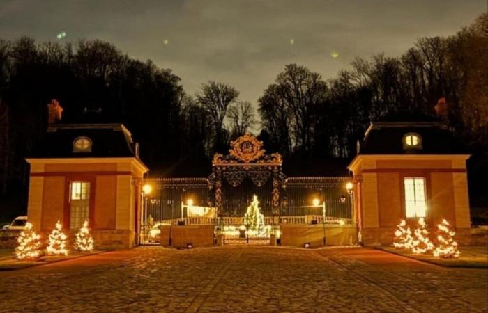 Der Zauber von Weihnachten erobert das Schloss von Dampierre-en-Yvelines und es lohnt sich, es mit der Familie zu entdecken