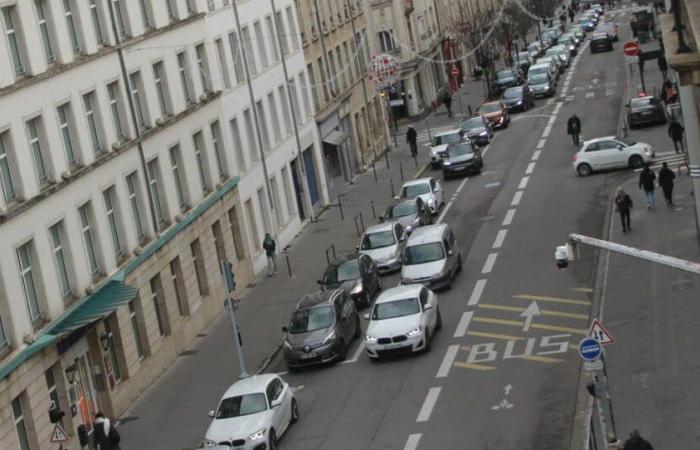 Die Foch-Brücke wird wieder geöffnet, die Spannungen im Stadtzentrum bleiben bestehen