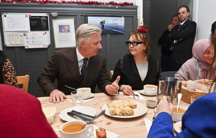 Philippe und Mathilde aus Belgien besuchen zu Weihnachten ein Brüsseler Aufnahmezentrum