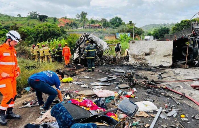 Bei einem Busunfall mit anschließendem Brand kommen mindestens 38 Menschen ums Leben