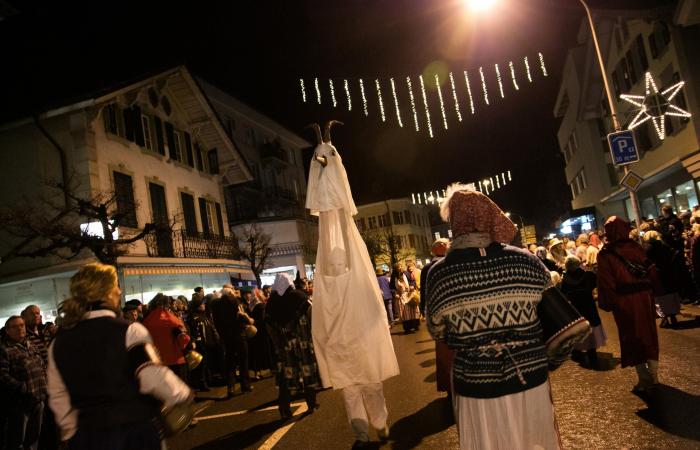 Ubersitz, ein Schweizer Brauch, der ein Tal in Aufruhr versetzt