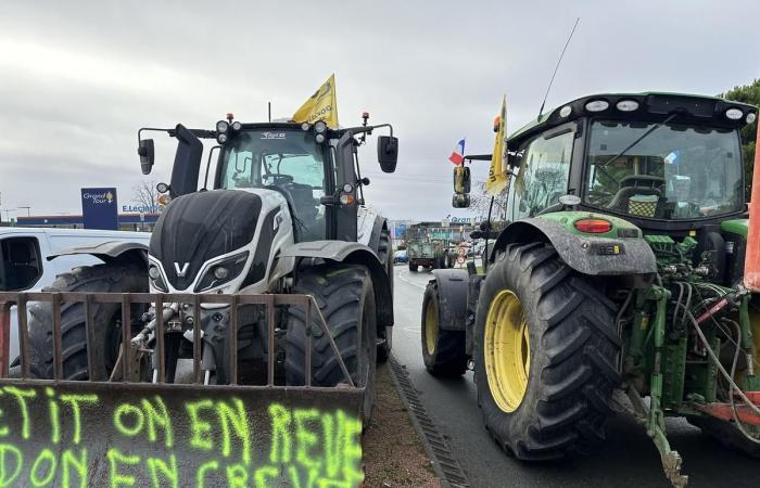 Bauern blockierten den Kreisverkehr des Einkaufszentrums Sainte-Eulalie, was zu großen Staus führte