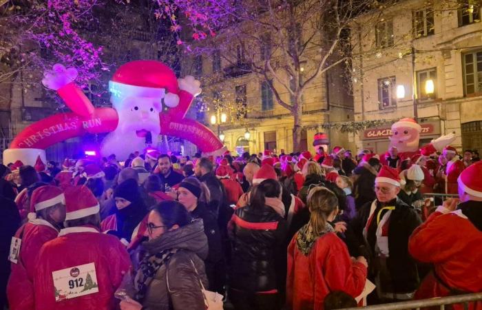 ABENDFAKT 550 Weihnachtsmänner nahmen am ersten Weihnachtslauf in Arles teil