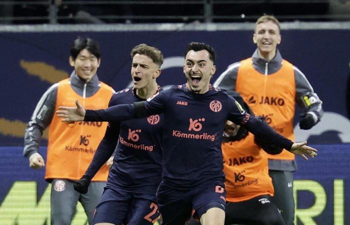 Bundesliga: Mainz gewinnt Derby in Frankfurt trotz Unterzahl