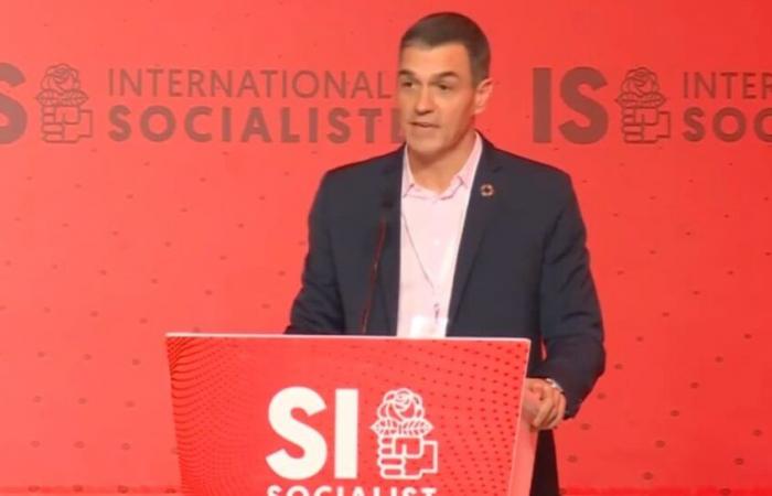 Sánchez, umgeben von Korruption, etabliert sich von Marokko aus als „Verteidiger der Demokratie“