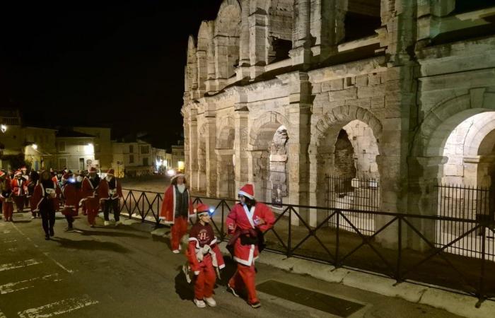 ABENDFAKT 550 Weihnachtsmänner nahmen am ersten Weihnachtslauf in Arles teil