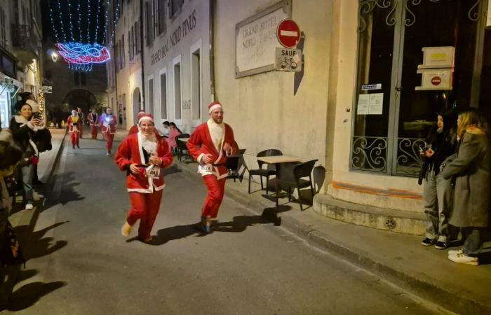 ABENDFAKT 550 Weihnachtsmänner nahmen am ersten Weihnachtslauf in Arles teil