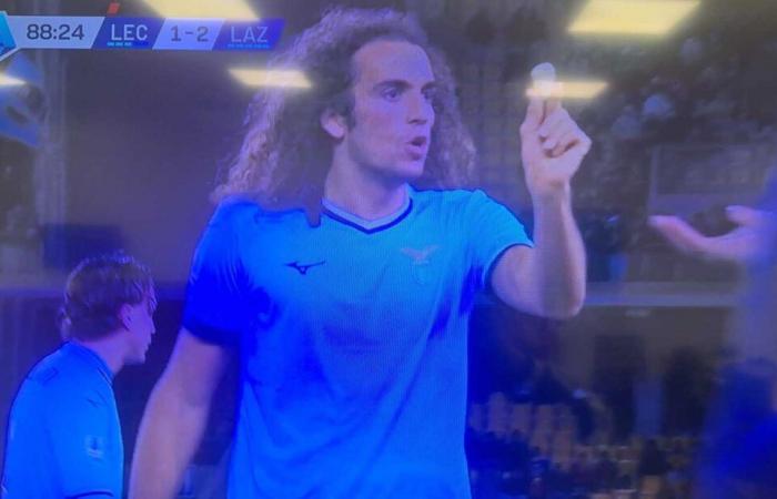 Lecce-Lazio: Ein auf das Spielfeld geworfener Stein, der von Guendouzi aufgefangen wird. Was ist passiert |. Titelseite