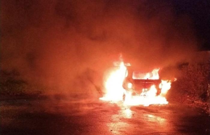 Ein gestohlenes Auto wurde letzte Nacht durch einen Brand zerstört