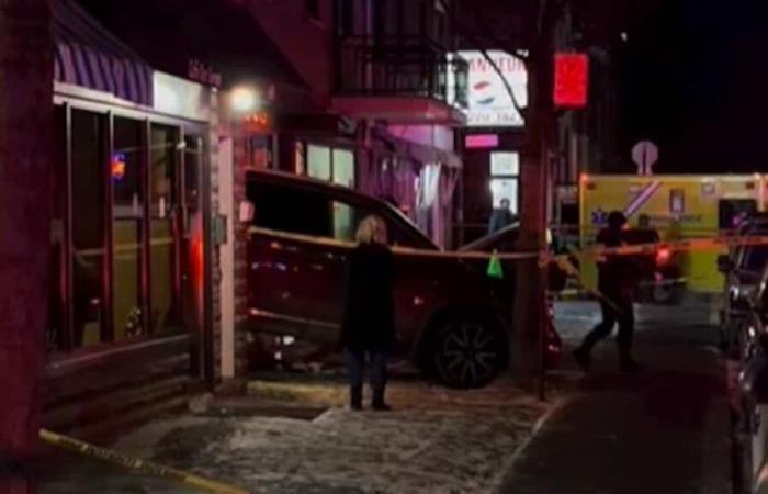 IN BILDERN | Ein Auto prallt in ein Juweliergeschäft in Montreal