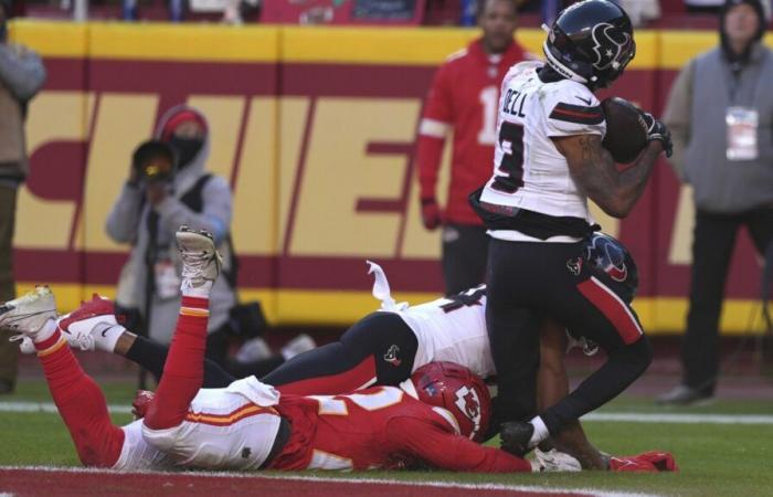 Texans WR Tank Dell wurde nach einer schweren Knieverletzung beim Touchdown-Fang gegen die Chiefs ins Krankenhaus eingeliefert