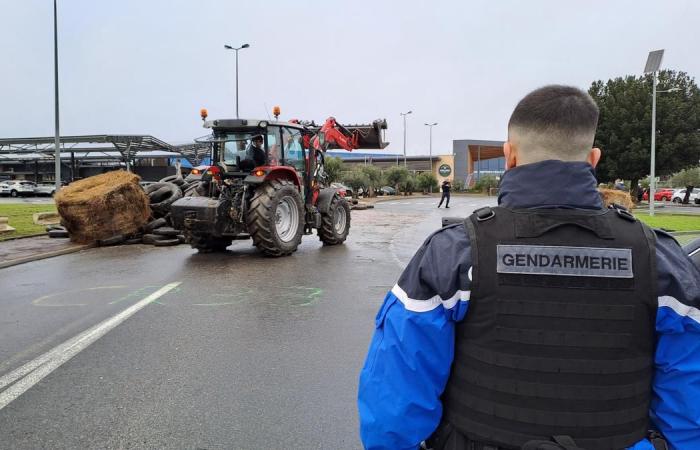 Bauern blockierten den Kreisverkehr des Einkaufszentrums Sainte-Eulalie, was zu großen Staus führte