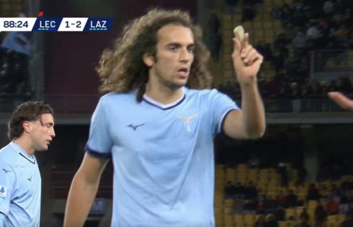 Guendouzi zeigt den Stein, der von der Tribüne auf ihn geworfen wurde: Spannung bei Lecce-Lazio