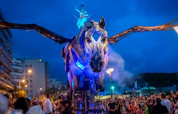 Pegasus beleuchtet die große Weihnachtsparade