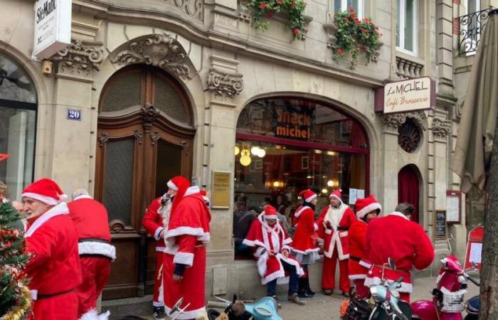 Am Michel-Imbiss machen die Weihnachtsmänner eine Pause