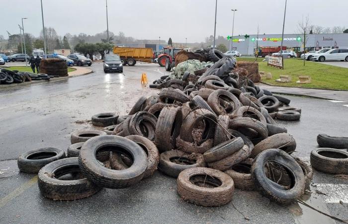 Bauern blockierten den Kreisverkehr des Einkaufszentrums Sainte-Eulalie, was zu großen Staus führte