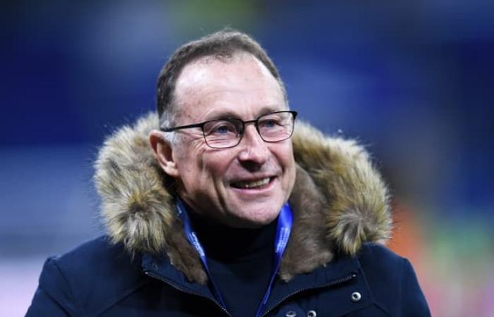 Jean-Pierre Papin verhandelt über einen Vertrag mit Martigues