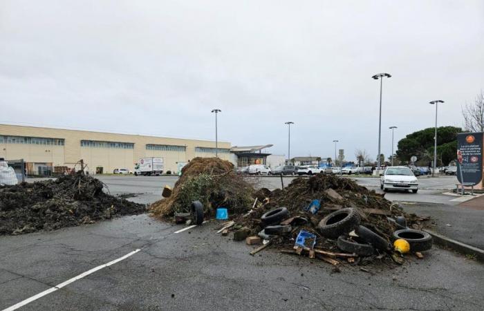 ▶️ Landwirte haben an diesem Samstag, dem 21. Dezember, Gülle auf dem Parkplatz von Auchan Pau abgeladen