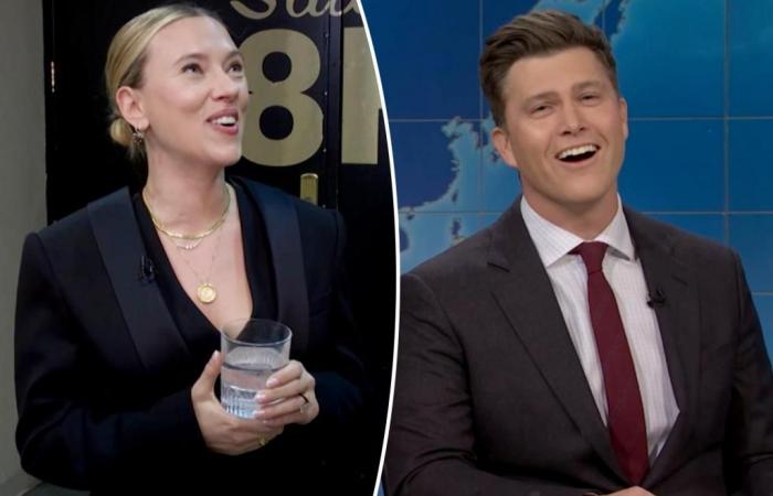 Colin Jost röstet seine Frau Scarlett Johansson während des „SNL“-Sketches, während sie hinter der Bühne zuschaut