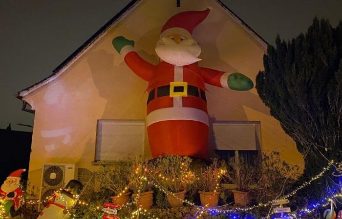 „Wir haben ihn fotografiert, um ihn nach Kanada zu schicken!“: In Colmar wurde ein 6 Meter großer Weihnachtsmann in einem Privathaus installiert