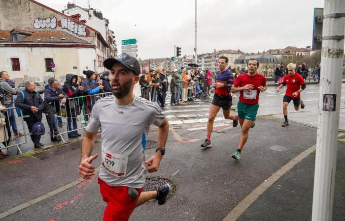 im Wind und im Regen, um in Richtung 2025 zu laufen