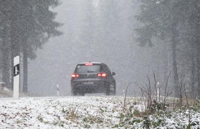 Bilder des „Schneesturms“, der Autofahrer in Ostfrankreich überraschte