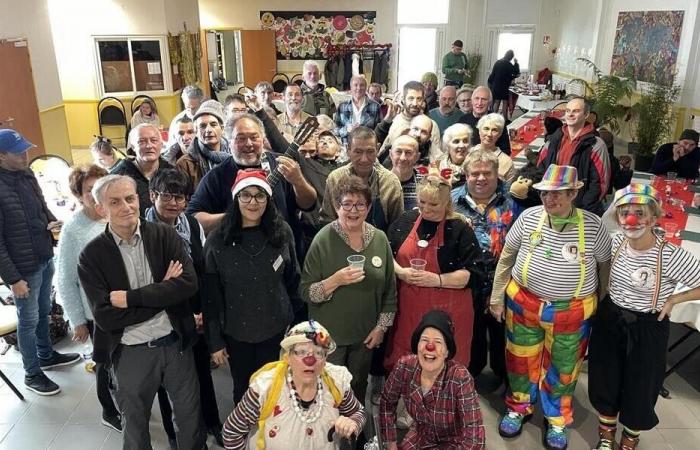 In Vannes wird den Menschen auf der Straße ein Weihnachtsessen angeboten. Sport