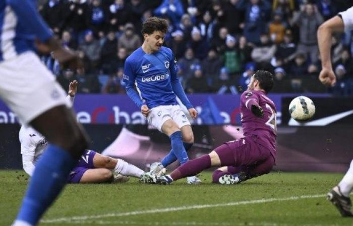 Genk gewinnt überzeugend gegen das schwache Anderlecht (2:0), Gent profitiert nach einem schwierigen Sieg über Standard (0:1)