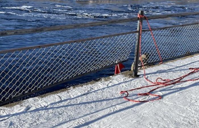 Eva-Roses Mutter erzählt, ein Jahr nach dem Tod ihres kleinen Mädchens, das vom Fluss mitgerissen wurde