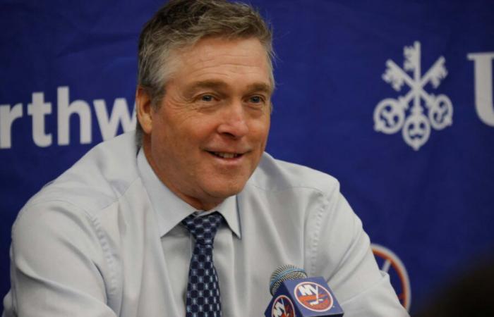 Patrick Roy gibt vor dem Spiel gegen die Toronto Maple Leafs einen spielerischen Seitenhieb auf den ehemaligen Torwart der NY Islanders