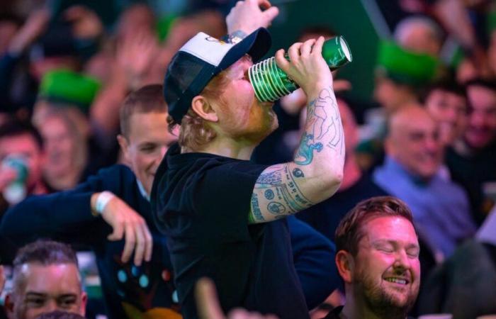 World Darts: Von der Menge verspottet, trinkt Ed Sheeran sein Bier leer aus