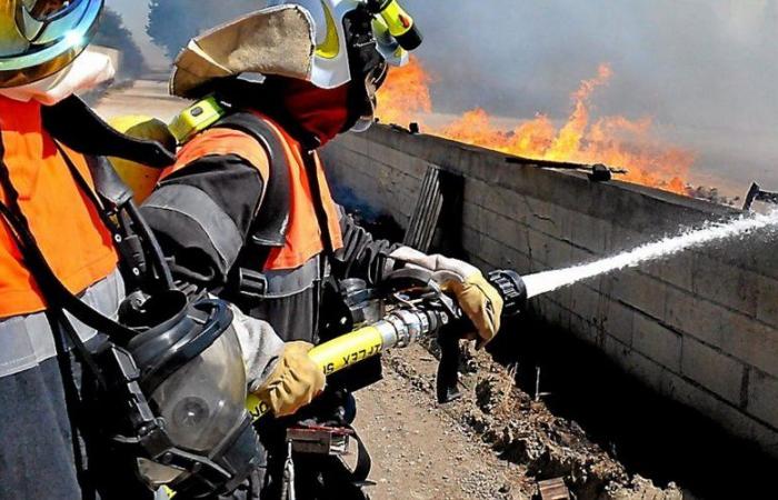 Der Fahrzeugbrand breitet sich auf das benachbarte Unternehmen in Perpignan aus: Der Tank mit 1.000 Litern Altöl ist perforiert, die Flüssigkeit ergießt sich auf den Boden