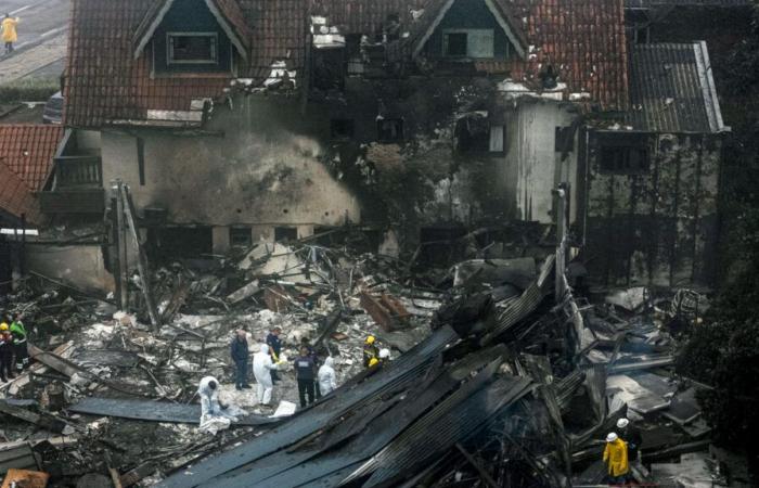 Zehn Mitglieder derselben Familie sterben, als ihr Flugzeug in einem Einkaufsviertel abstürzt