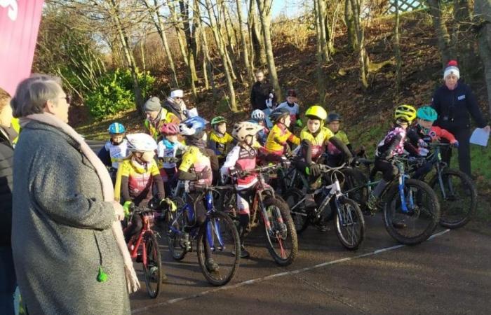 Der Vélo Club du Velay auf der Strecke beim Méons-Cyclocross