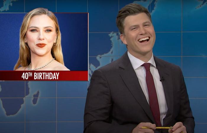 Scarlett Johansson zuckt zusammen, als Colin Jost bei „SNL“ gezwungen ist, Witze über die Ehe zu machen.