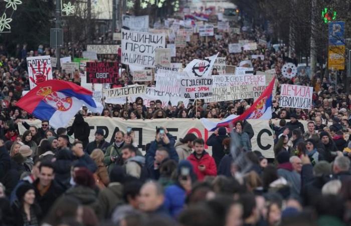 In Serbien demonstrieren Tausende Menschen gegen die Behörden, mehr als einen Monat nach dem Einsturz des Daches eines Bahnhofs