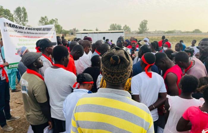 Gegen die Installation einer Station ruft das Kollektiv auf der Straße Ousmane Sonko auf