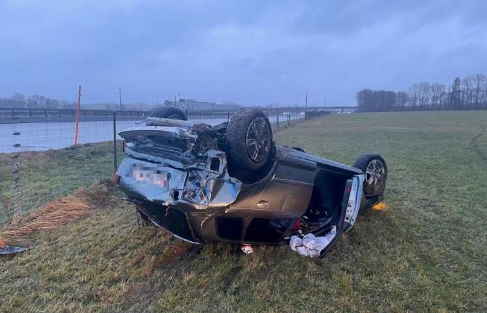 Autobahn A12: Von hinten angefahren, landet ein Auto auf dem Dach eines Feldes