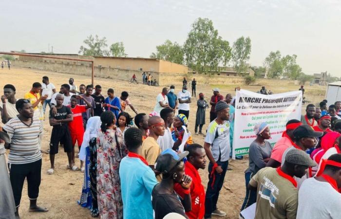 Gegen die Installation einer Station ruft das Kollektiv auf der Straße Ousmane Sonko auf